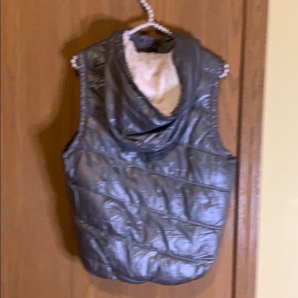 Sliver American Eagle vest with white fur hoodie - Picture 5 of 9